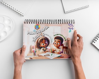Może przedstawiać: Spiralna książka do kolorowania zatytułowana "Panorama Bíblico Para Colorear Nuevo Testamento" z ilustracjami dwójki dzieci. Książka trzymana jest w dłoniach na białym tle, z widocznymi materiałami artystycznymi i notatnikami.