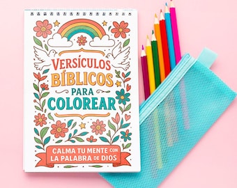 Op de afbeelding: Een spiraalgebonden kleurboek met de tekst "Versículos Bíblicos Para Colorear" en een regenboogillustratie. Een turquoise etui bevat verschillende kleurpotloden. De achtergrond is effen roze.
