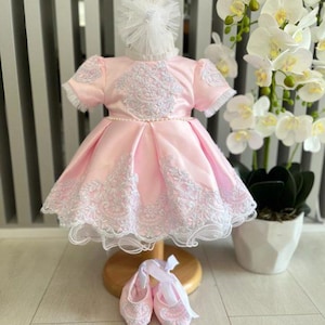 Ensemble robe de baptême rose clair pour bébé - élégante robe de baptême en dentelle avec bandeau, chaussures et ceinture en perles, tenue bébé fille 3-6-9 mois