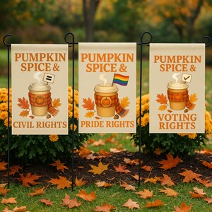 Könnte beinhalten: Drei beige Gartenflaggen auf schwarzen Metallpfählen. Jede Flagge zeigt eine Kaffeetasse mit einem Kürbismotiv, Herbstblättern und dem Text "Pumpkin Spice &" gefolgt von einem anderen Satz: "Civil Rights", "Pride Rights" und "Voting Rights".