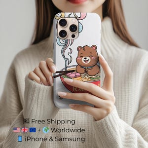 Funda para teléfono con diseño de oso ramen: carcasa rígida con dibujos animados para iPhone y Samsung, ideal para amantes de la comida kawaii.