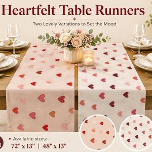 Puede incluir: Dos caminos de mesa con diseños de corazones se exhiben sobre una mesa de madera, junto con la cubertería y un arreglo floral. Los caminos de mesa están disponibles en dos variaciones, una en tono rosa claro y otra en blanco roto, ambas adornadas con corazones rojos y rosas.