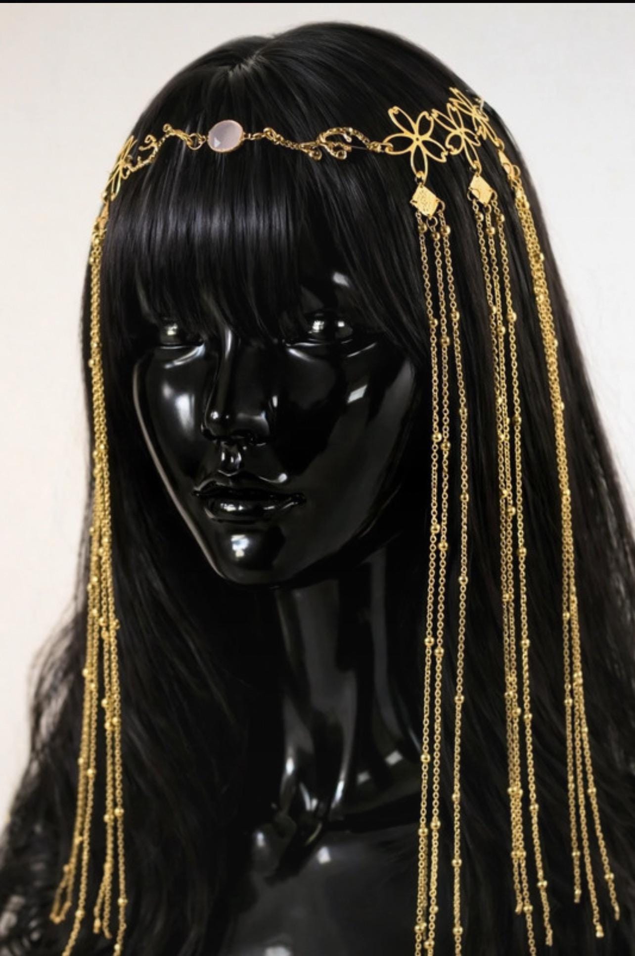 Gouden pailletten schitteren goudstof op een witte achtergrond Gouden pailletten schitteren goudstof op een witte achtergrond