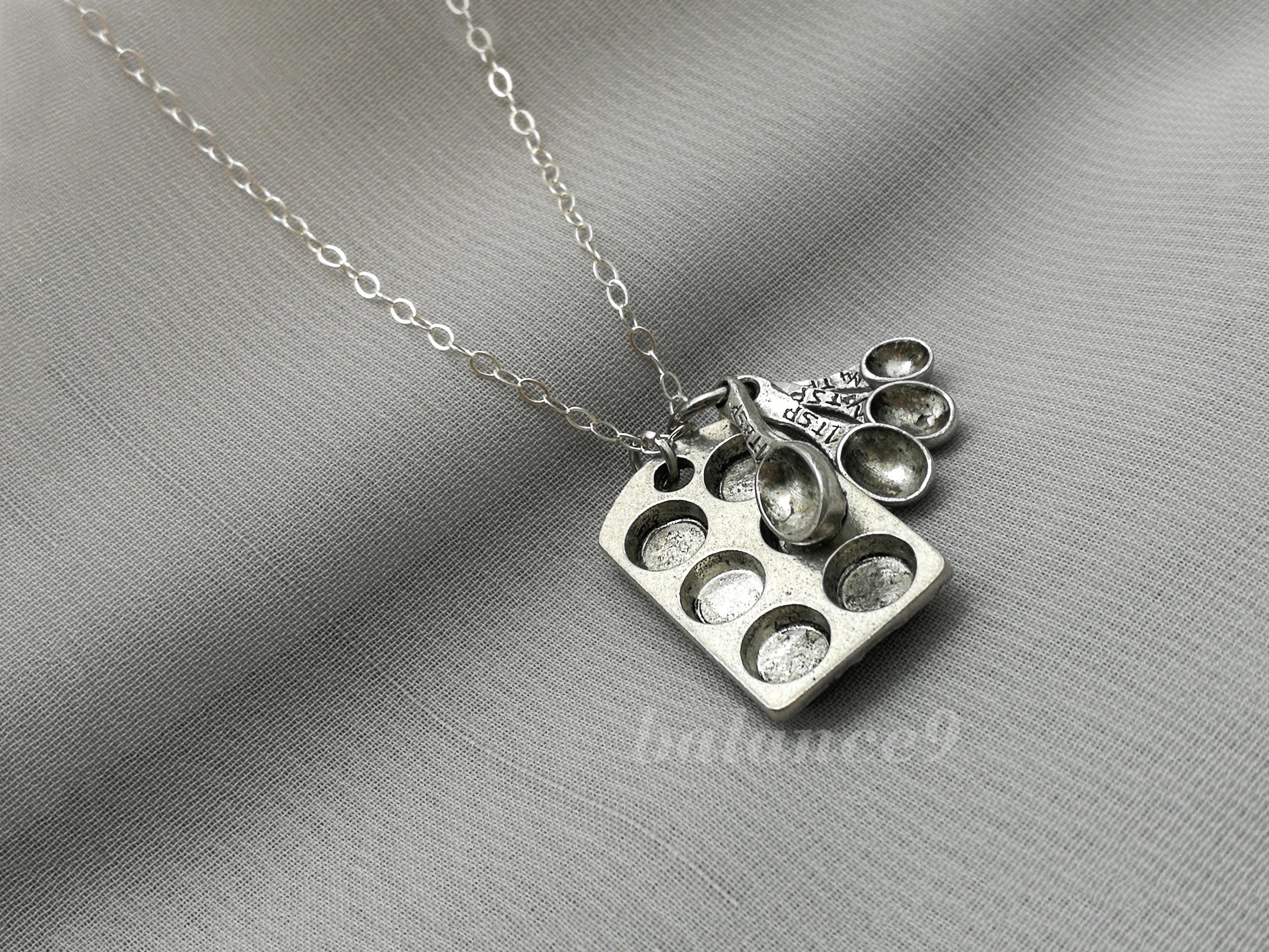 Collana Da Forno Per Donna Con Ciondolo A Forma Di Frusta – Gioiello Divertente Per Chef E Pasticciere, Regalo Ideale Per Appassionate Di Cucina (lunghezza 32,5 Cm, Colore Argento)
