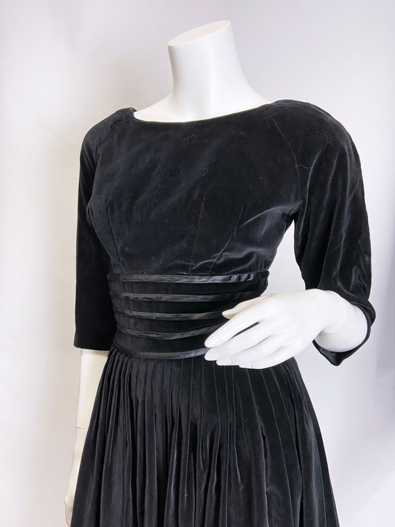 1950s Black Velveteen Dress - image 5