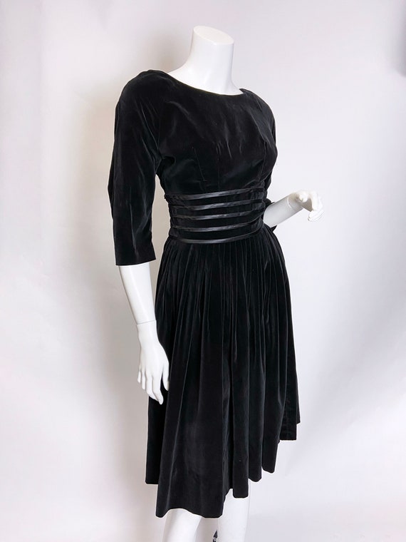 1950s Black Velveteen Dress - image 4