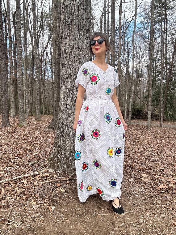 1970s Floral Embroidered Mexican Wedding Dress - image 4