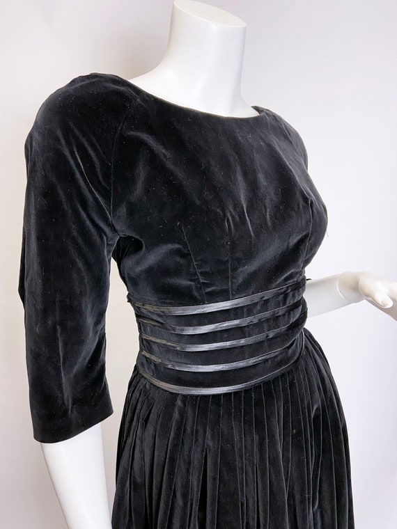 1950s Black Velveteen Dress - image 6