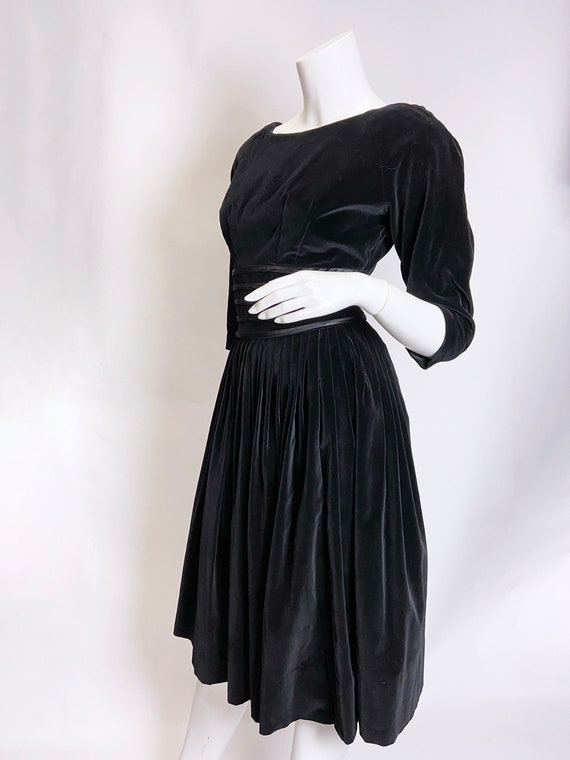 1950s Black Velveteen Dress - image 2