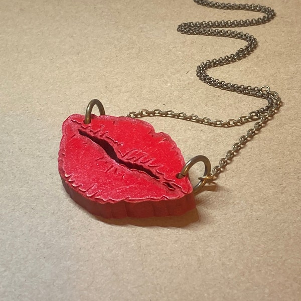 Vintage Red Lip Design Wood Pendant - Antique Bronze Chain Necklace - Gift - Pre-owned - Vintage