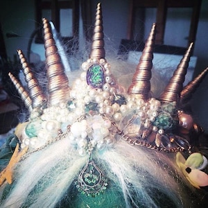 Perruque sirène - faite sur mesure avec couronne de coquillages + perles de nacre + tresses