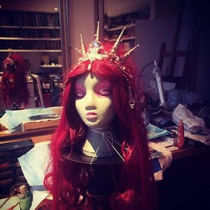 Perruque sirène - faite sur mesure avec couronne de coquillages + perles de nacre + tresses