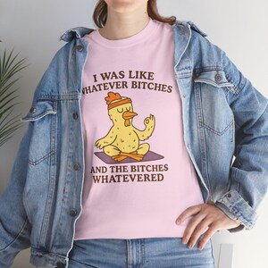面白いチキンのグラフィックTシャツ：レトロな80年代のファームシャツ