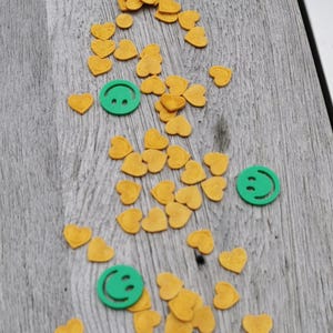 HERZ smile3er KONFETTI mini buntes Tischkonfetti Streudeko Geburtstag Streuteile, fröhliche 3D Tischdekoration Kindergeburtstag