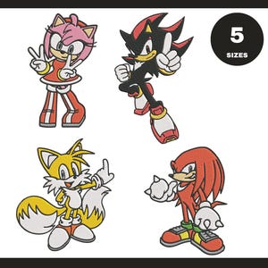 Puede incluir: Cuatro personajes de dibujos animados bordados: Amy Rose, Shadow the Hedgehog, Tails y Knuckles. Amy Rose es rosa y rojo, Shadow es negro y rojo, Tails es amarillo y blanco, y Knuckles es rojo. Un círculo negro con el número 5 y la palabra "SIZES" está en la esquina superior derecha.