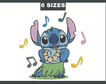 Può includere: Design ricamato con un personaggio dei cartoni animati blu con grandi orecchie, che indossa una collana di fiori e una gonna di erba, circondato da note musicali. Il testo "6 TAGLIE" è in alto. Il personaggio sta ballando.