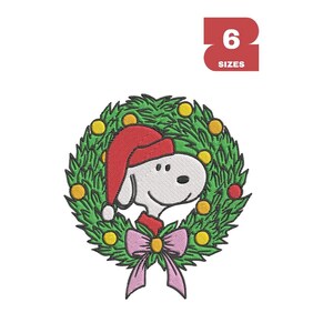 Puede incluir: Diseño bordado de Snoopy con gorro de Papá Noel y bufanda roja, enmarcado por una corona navideña verde adornada con bolas amarillas y rojas. Un lazo rosa en la parte inferior. El texto "6 SIZES" está en la esquina superior derecha.