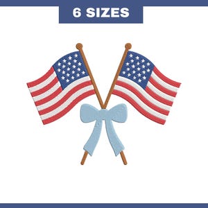 Könnte beinhalten: Gesticktes Design mit zwei gekreuzten amerikanischen Flaggen mit einer hellblauen Schleife. Die Flaggen haben rote und weiße Streifen und ein blaues Feld mit weißen Sternen. Der Text "6 SIZES" steht oben.
