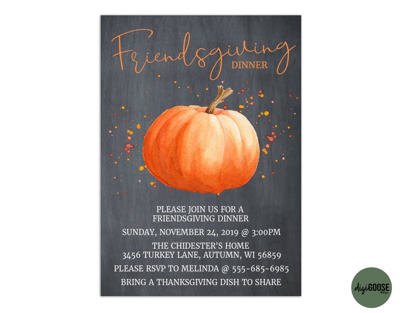 Puede incluir: Una invitaci&oacute;n en una pizarra con una ilustraci&oacute;n de calabaza de acuarela para una cena de Friendsgiving el domingo 24 de noviembre de 2019 a las 3:00 PM. La invitaci&oacute;n incluye la direcci&oacute;n, la informaci&oacute;n de RSVP y una solicitud para traer un plato de Acci&oacute;n de Gracias para compartir.