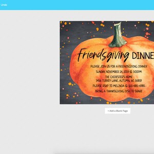 Puede incluir: Una invitaci&oacute;n a una cena de Acci&oacute;n de Gracias con una calabaza de acuarela sobre un fondo de pizarra. La invitaci&oacute;n incluye la fecha, la hora, la ubicaci&oacute;n y la informaci&oacute;n de RSVP. Tambi&eacute;n solicita a los invitados que traigan un plato para compartir.