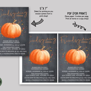 Puede incluir: Invitaci&oacute;n imprimible para una cena de Friendsgiving con una ilustraci&oacute;n de calabaza sobre un fondo de pizarra. La invitaci&oacute;n incluye la fecha, la hora, la ubicaci&oacute;n y la informaci&oacute;n de RSVP. Tambi&eacute;n solicita a los invitados que traigan un plato de Acci&oacute;n de Gracias para compartir.