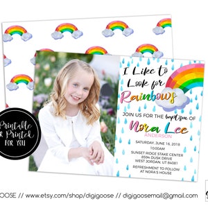 Könnte beinhalten: Eine druckbare Taufeinladung mit einem Regenbogen- und Regentropfendesign. Die Einladung lautet "Ich mag es, nach Regenbögen zu suchen" und enthält den Namen "Nora Lee" mit Datum und Uhrzeit der Veranstaltung.