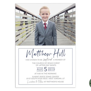 Könnte beinhalten: Eine Taufeinladung für Matthew Hill. Die Einladung zeigt ein Foto eines jungen Jungen im Anzug, der auf einer Holzbrücke steht. Der Text lautet "Matthew Hill hat sich entschieden, ein Mitglied der Kirche Jesu Christi der Heiligen der Letzten Tage zu werden. Taufe am 5. August 2019 um 9:00 Uhr morgens Sunset Ridge Stake Center 8107 South 6700 West, West Jordan, UT Mittagessen im Anschluss bei Matthew."