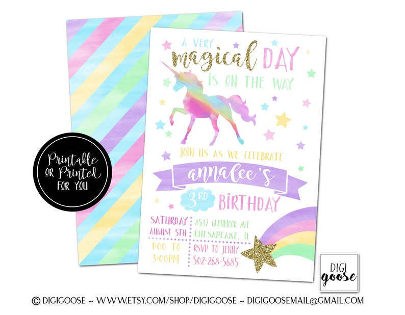 Op de afbeelding: Een printbare uitnodiging voor een verjaardagsfeest met eenhoorn-thema. De uitnodiging toont een regenboog-eenhoorn met een gouden ster en de tekst "A Very Magical Day is on the Way". De uitnodiging bevat ook de naam van de jarige, de leeftijd, de datum, de tijd en de locatie van het feest.