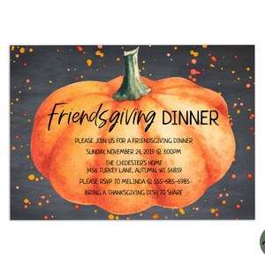 Puede incluir: Una invitaci&oacute;n a una cena de Acci&oacute;n de Gracias con una ilustraci&oacute;n de acuarela de una calabaza sobre un fondo de pizarra con confeti naranja y rosa. El texto dice "Friendsgiving Dinner" e incluye detalles sobre el evento, incluyendo la fecha, la hora, la ubicaci&oacute;n y la informaci&oacute;n de RSVP.