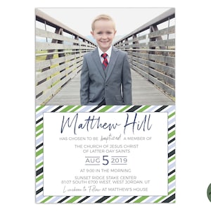 Könnte beinhalten: Eine gestreifte grüne, schwarze und weiße Einladungskarte mit dem Text "Matthew Hill" in blauer Schrift. Die Einladung kündigt eine Tauffeier in der Kirche Jesu Christi der Heiligen der Letzten Tage am 5. August 2019 um 9:00 Uhr morgens an. Die Einladung enthält auch den Ort der Zeremonie und ein Mittagessen, das im Haus von Matthew folgt.