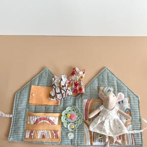 Casa de muñecas portátil. Minicasa de muñecas. Casa de viaje para ratoncitos. Casa de muñecas portátil y suave con ratoncito y miniaccesorios. Juguete silencioso para paseos en coche.