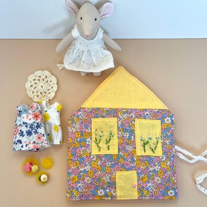 Casa de muñecas portátil. Minicasa de muñecas. Casa de viaje para ratoncitos. Casa de muñecas portátil y suave con ratoncito y miniaccesorios. Juguete silencioso para paseos en coche.