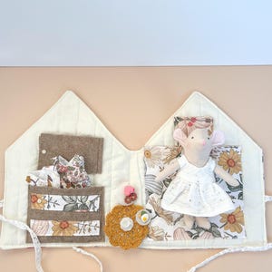 Casa de muñecas portátil. Minicasa de muñecas. Casa de viaje para ratoncitos. Casa de muñecas portátil y suave con ratoncito y miniaccesorios. Juguete silencioso para paseos en coche.