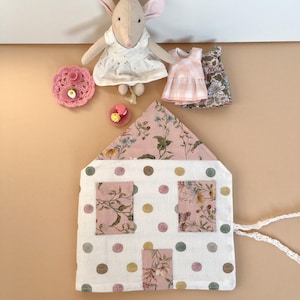 Casa de muñecas portátil. Minicasa de muñecas. Casa de viaje para ratoncitos. Casa de muñecas portátil y suave con ratoncito y miniaccesorios. Juguete silencioso para paseos en coche.
