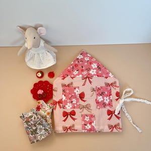 Casa de muñecas portátil. Minicasa de muñecas. Casa de viaje para ratoncitos. Casa de muñecas portátil y suave con ratoncito y miniaccesorios. Juguete silencioso para paseos en coche.