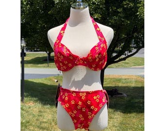 Nuevo conjunto de bikini vintage Y2K Sunsets Pin Up, talla 32DD XL, estampado floral rojo, hecho en EE. UU., ideal para la playa.