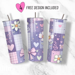 Peut inclure: Ensemble de trois gobelets en acier inoxydable à motif violet et rose avec une paille. Les gobelets présentent un motif patchwork avec des cœurs, des fleurs et des étoiles. Le texte "FREE DESIGN INCLUDED" est visible sur l'image.