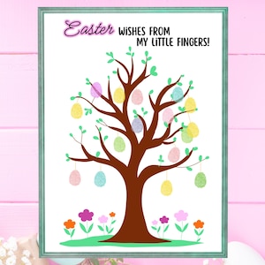 Könnte beinhalten: Ein gerahmter Osterdruck mit einem braunen Baum, der mit bunten, eiförmigen Fingerabdrücken verziert ist. Der Druck enthält den Text "Easter wishes from my little fingers!" und dekorative Blumen am Fuß, vor weißem Hintergrund.