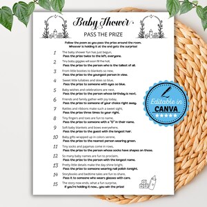 Peut inclure: Une carte rectangulaire blanche avec du texte noir pour un jeu de Baby Shower Pass the Prize. Le design inclut des arches florales, des icônes de biberon et un badge bleu circulaire avec le texte Editable in CANVA. Le jeu liste 15 instructions.