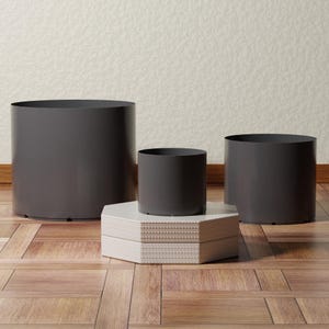 Puede incluir: Un letrero de madera hecho a mano con la palabra "Welcome" en una fuente juguetona. El letrero está pintado de blanco con un acabado envejecido y presenta un pequeño corazón decorativo. Para uso en interiores o exteriores.