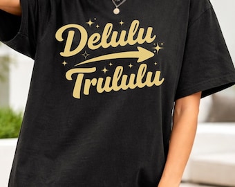 -shirt unisexe Delulu Trululu rimant | Chemise mème virale avec texte minimal, rêves devenus réalité, t-shirt graphique avec lettrage, cadeau unique pour les rêveurs