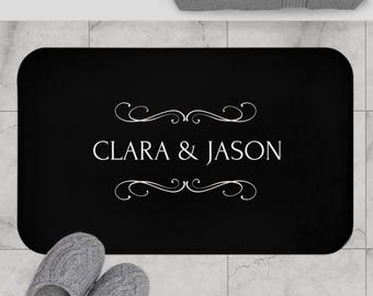 Tapis de bain personnalisé avec prénoms de couples embellis | Tapis de bain avec prénom personnalisé, Décoration de salle de bain élégante, Anniversaire, Saint-Valentin, Cadeau de mariage