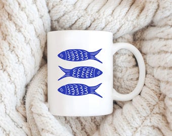 personnalisée motif bleu minimal de sardines | Tasse à café personnalisée en céramique, texte ou nom personnalisé avec 3 poissons (multicolore)