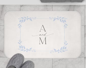 Tapis de bain personnalisé en forme de couronne avec monogrammes et initiales du couple | Cadre floral bleu élégant, initiales personnalisées, salle de bains minimaliste moderne, cadeau de mariage