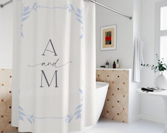Rideau de douche minimaliste monogramme pour couple personnalisé | Décoration de salle de bain élégante couronne de laurier bleue, initiales personnalisées du couple, cadeau de mariage