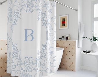 Rideau de douche monogramme fleur bleue élégant personnalisé | Cadre royal RoFloral avec oiseaux, initiale personnalisée, options multicolores