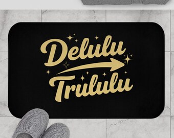 Tapis de bain Punny Retro Delulu Trululu avec texte scripté | Lettrage rétro doré w. Décoration de salle de bain inspirante, étoiles et rêves devenus réalité