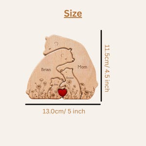 Puede incluir: Rompecabezas familiar de osos de madera con los nombres "Brian", "Mom", "Emma" y "Ava" grabados. El rompecabezas presenta un coraz&oacute;n rojo y detalles florales. Dimensiones: 13,0 cm de ancho y 11,5 cm de alto.