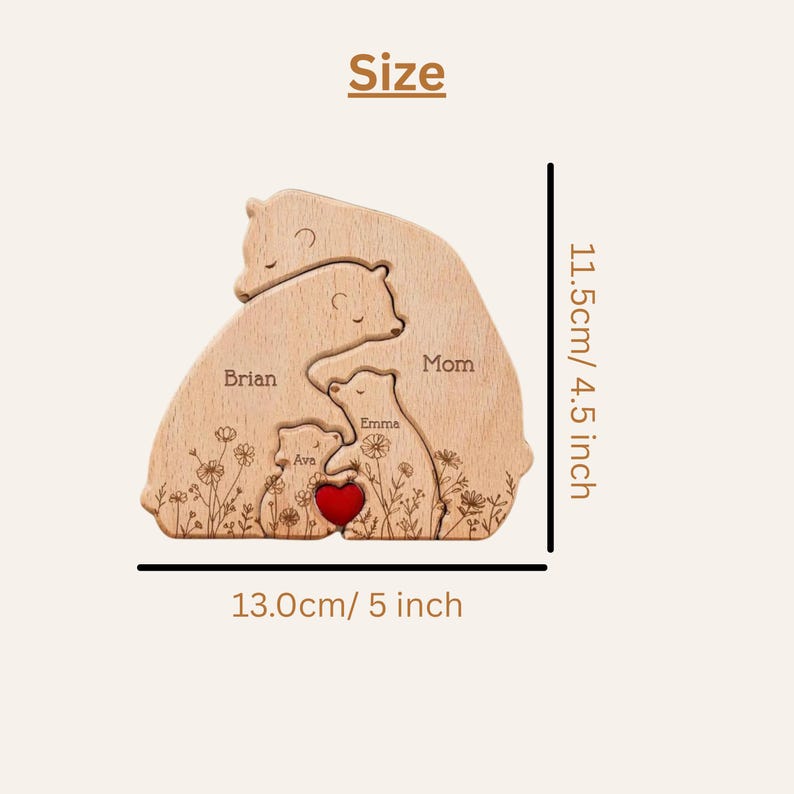 Puede incluir: Rompecabezas familiar de osos de madera con los nombres "Brian", "Mom", "Emma" y "Ava" grabados. El rompecabezas presenta un coraz&oacute;n rojo y detalles florales. Dimensiones: 13,0 cm de ancho y 11,5 cm de alto.
