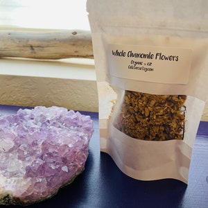 Könnte beinhalten: Ein weißer wiederverschließbarer Beutel mit getrockneten Kamillenblüten. Der Beutel trägt ein Etikett mit der Aufschrift "Whole Chamomile Flowers, Organic 1/2 oz, Celstarr.etsy.com".